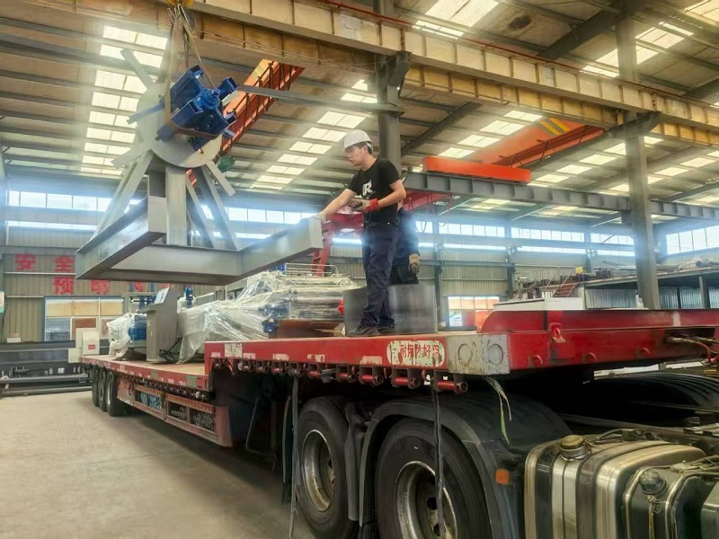 Liweiiyuan Stahlstruktur C/Z Purlin All-in-One Machine kommt an